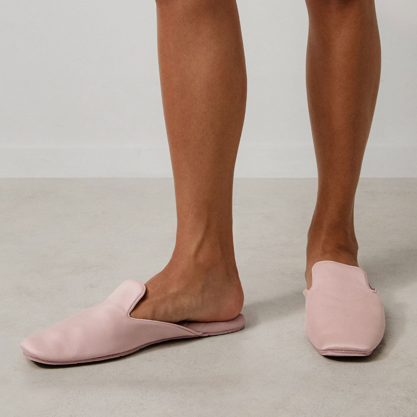 SILK_SLIPPER_DELICATE_PINK_1_f9a5baef-dfbd-440a-97bc-968cf4b3836b